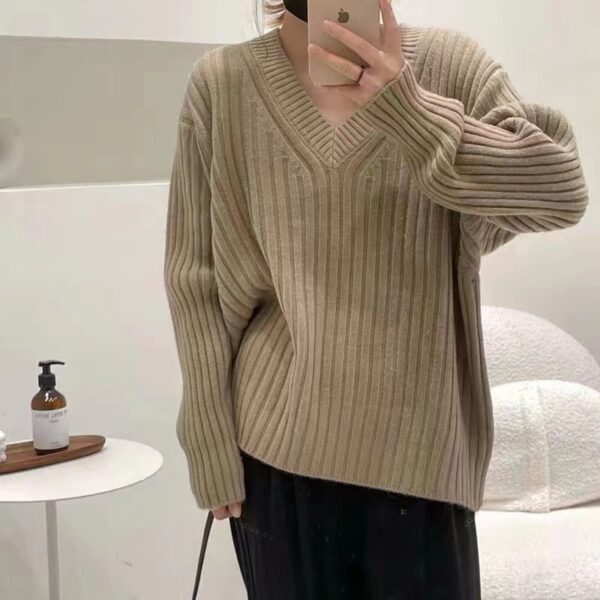 588005573 Loose and versatile knitted sweater top
