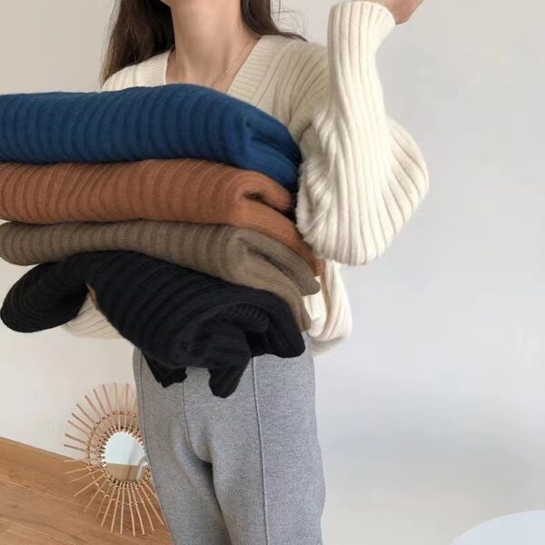 588005570 Loose and versatile knitted sweater top